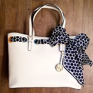 MICHAEL KORS Tote with Jet Set Scarf🦋
